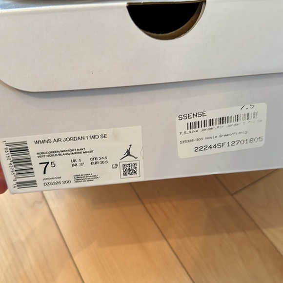 Nike Air Jordan 1 mid, NWOT, 7.5 W - Picture 5 of 6